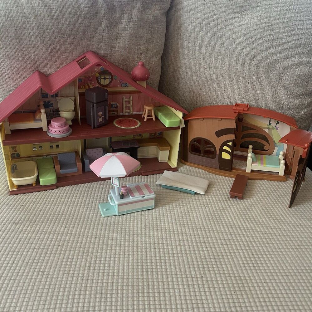 Bluey Playhouse And Calypso's School Playset With Accessories No Figures READ